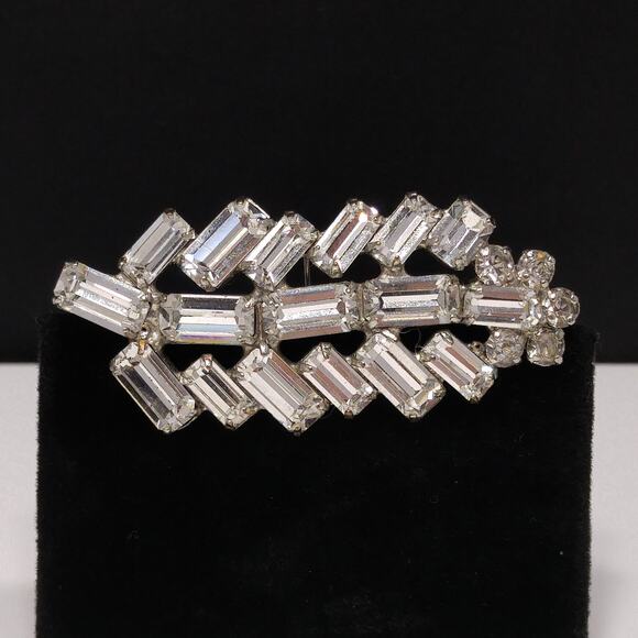 Vintage Clear Rhinestones Leaf Brooch, Rhodium Plated, 1960s Jewelry, 2 1/4" - Picture 5 of 10